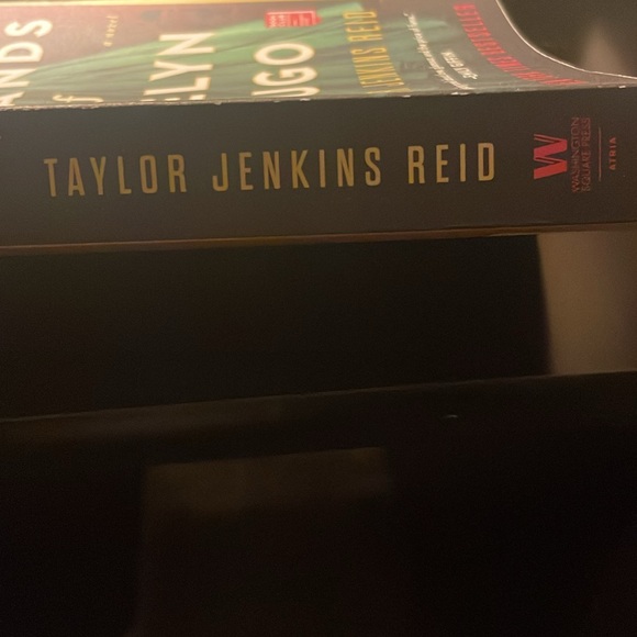 The seven husbands of Evelyn Hugo. Author: Taylor Jenkins Reid - Picture 3 of 6